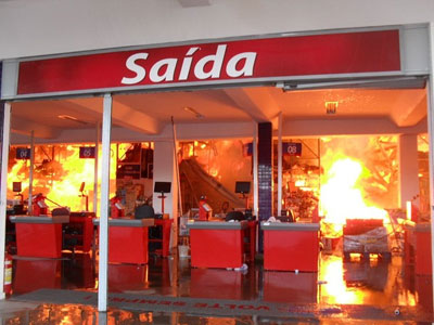 Incndio destri supermercado em Feira de Santana (BA)