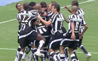 Botafogo vence, convence, e segue lder