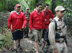 Bombeiros resgatam americanos perdidos na floresta da Tijuca