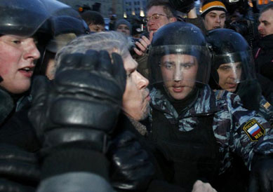 Polcia prende ao menos 100 em atos contra a eleio de Putin na Rssia