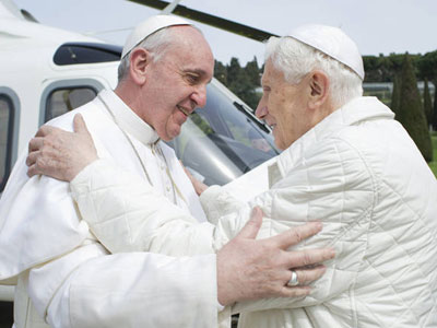 Bento XVI ser recebido por Francisco em retorno ao Vaticano
