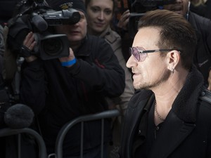 Bono sofreu nove fraturas em acidente de bicicleta