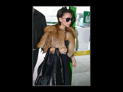 Victoria Beckham usa casaco de pele falso para ir a Milo
