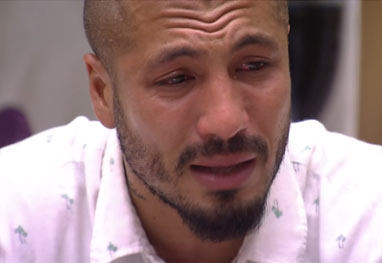 BBB15: Fernando volta a chorar por causa de Aline