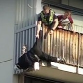 Homem fica meia hora preso em varanda antes de resgate 