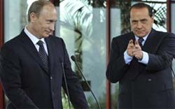 Silvio Berlusconi  criticado por simular tiro em jornalista