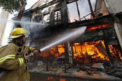 Bombeiros controlam incndio em sobrado no centro do Rio 