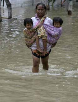 Inundaes deixam pelo menos 101 mortos na Indonsia 