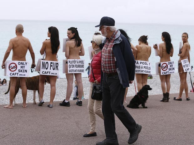 Manifestantes nus protestam contra uso de peles de animais em roupas