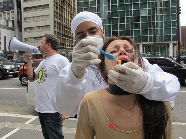Manifestantes simulam morte de animal em testes na Avenida Paulista