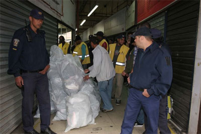 Operao apreende mais 400 sacos de mercadorias ilegais 