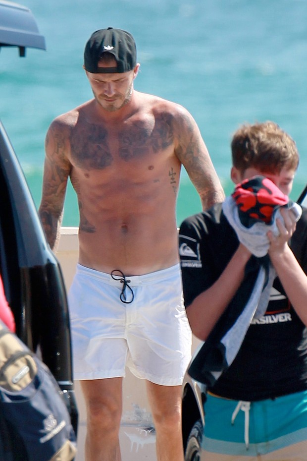 David Beckham deixa marquinha de sol  mostra em ida  praia