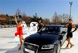 Modelos patinam no gelo para apresentar novo Audi A8 