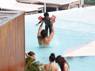Jesus Luz se diverte em dia de piscina com os filhos de Madonna 