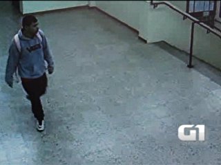 Imagens mostram suspeito de assaltar sala de aula na PUCRS