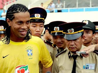 Policiais fazem marcao cerrada em Ronaldinho Gacho