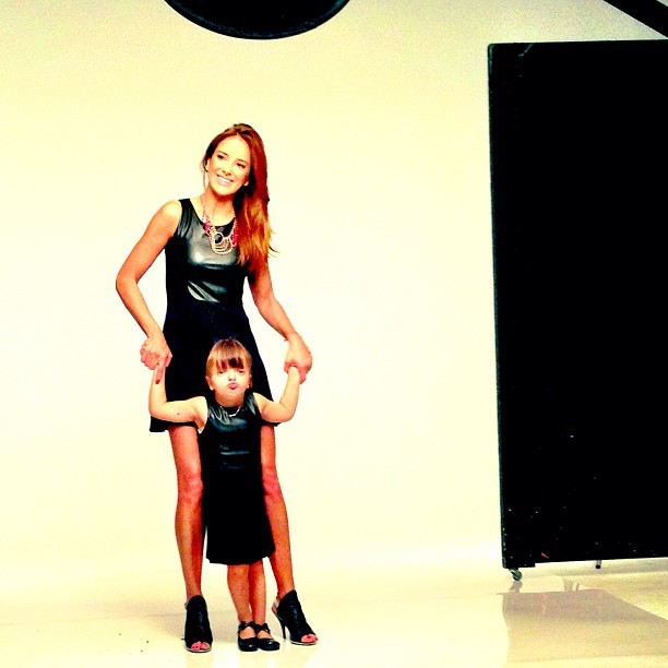 Ticiane Pinheiro posa com filha em bastidores de fotos