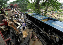 Trens batem e oito pessoas morrem em Bangladesh