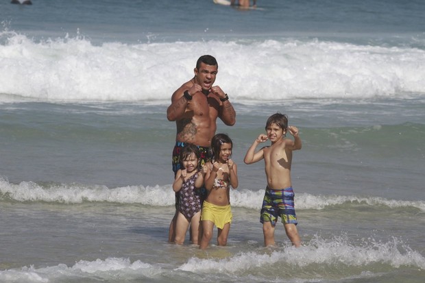 Vtor Belfort se diverte na praia com os trs filhos
