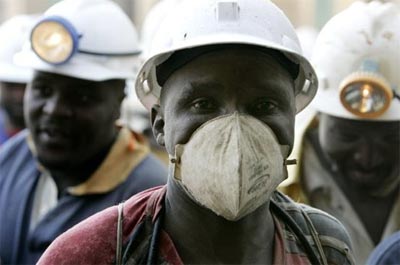 frica do Sul: 61 trabalhadores ilegais morrem em mina abandonada