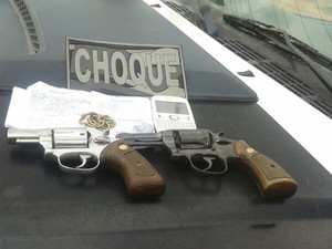 Dupla  presa com armas de fogo em frente ao Complexo de Pedrinhas, MA