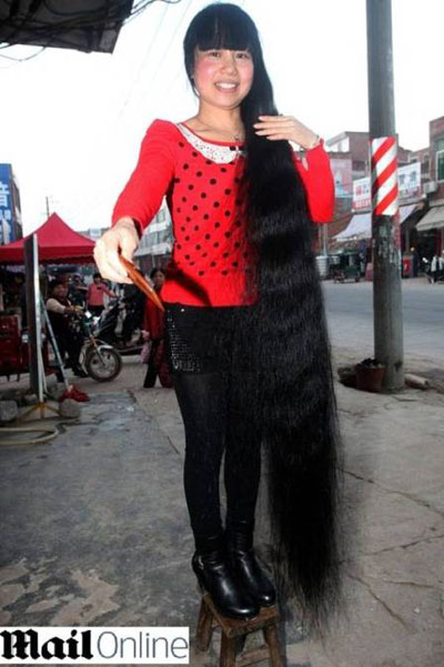 Mulher chinesa no corta o cabelo h 11 anos e fios j chegam a dois metros