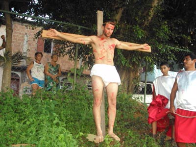 A comunidade Catlica Santa Cruz em Maratazes encena a priso, crucificao e morte de Jesus Cristo
