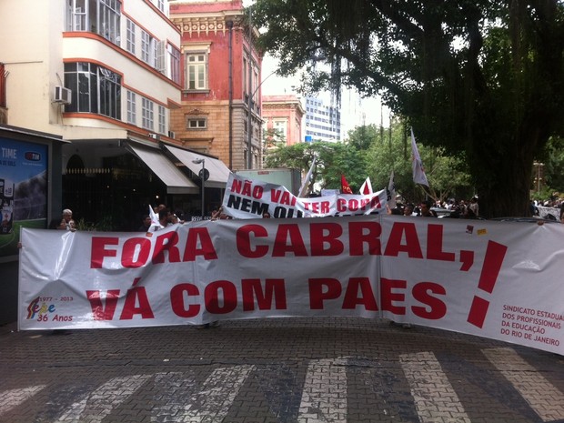 Em novo ato no Rio, professores em greve dizem temer serem demitidos