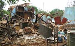 Tremor de terra derruba casas e mata criana em MG