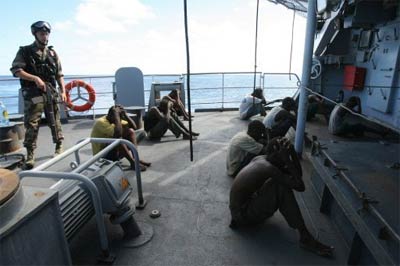Patrulha captura 14 supostos piratas na Somlia