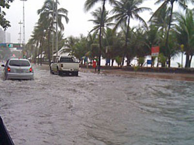 Chuva durante a madrugada alaga avenidas em Recife, PE