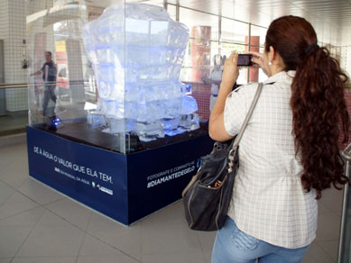Diamante de gelo homenageia dia Mundial da gua