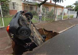Calada cede e "engole" carro em Porto Alegre