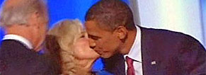 Obama d "selinho" na mulher do candidato a vice