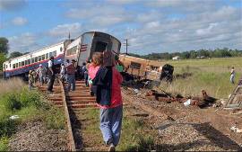 Choque de trem com nibus deixa pelo menos 18 mortos !