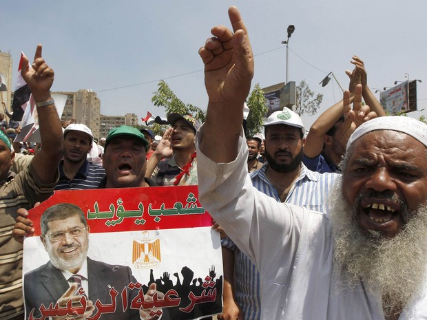 Lder da Irmandade Muulmana  preso no Egito um dia aps golpe
