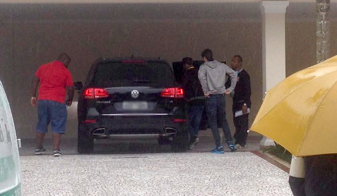 Neymar deixa Guaruj para se reunir com a Seleo na Granja Comary