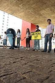 Ativistas se algemam na Paulista em protesto do Greenpeace