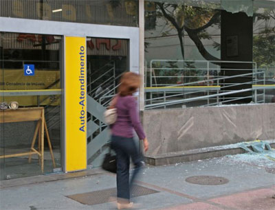Criminosos jogam bomba contra agncia do Banco do Brasil 