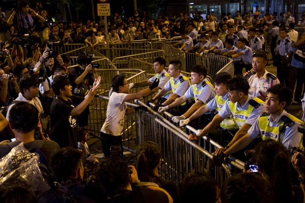 Hong Kong exorta manifestantes a encerrar bloqueio; polcia