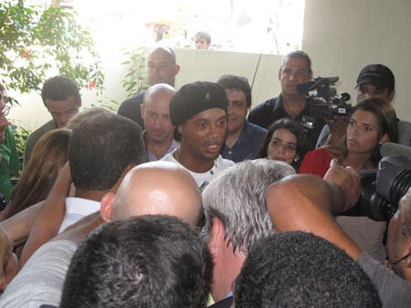 Ronaldinho visita vtimas feridas em ataque  escola em Realengo