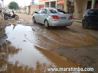 Muitos buracos e lama nas ruas de Maratazes