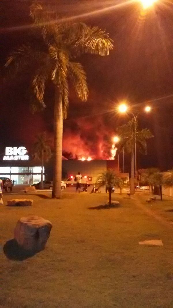 Supermercado pega fogo e bombeiros controlam chamas aps 3h 