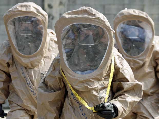 Soldados dos EUA em Seul treinam com trajes contra a guerra qumica