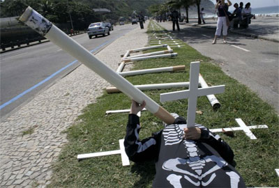 Manifestantes simulam cemitrio no Rio de Janeiro 