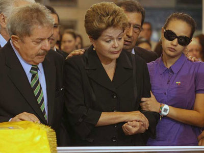 Dilma antecipa volta de Caracas aps velar corpo de Chvez