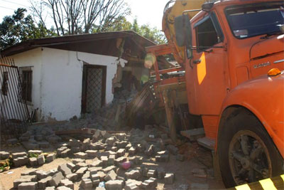Tragdia - Caminho atinge casa e mata beb em Sapucaia (RS) - Um caminho carregado de tijolos inva
