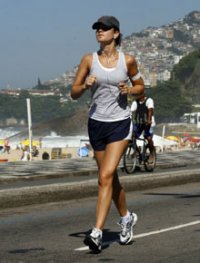 Garota-sade: Letcia Birkheuer corre e toma sol no Rio