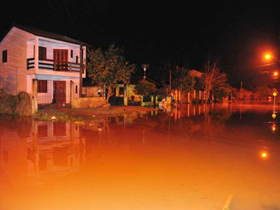 Rios transbordam e inundam parte de cidade no Rio Grande do Sul