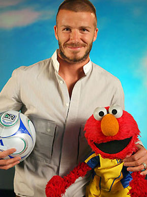 David Beckham conhece Elmo, da Vila Ssamo